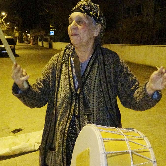 Aydın'ın İncirliova ilçesinde yaşayan davulcu teyze Portakal Özen (67), 10 yıldır ramazan davulu çalıp, maniler söyleyerek Aydınlıları sahura kaldırıyor.