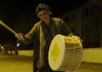 Davulcu teyze, Aydınlıları sahura kaldırıyor