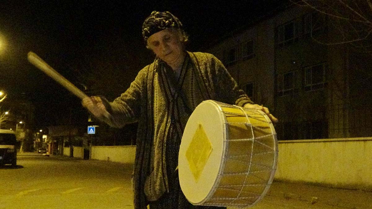 Davulcu teyze, Aydınlıları sahura kaldırıyor