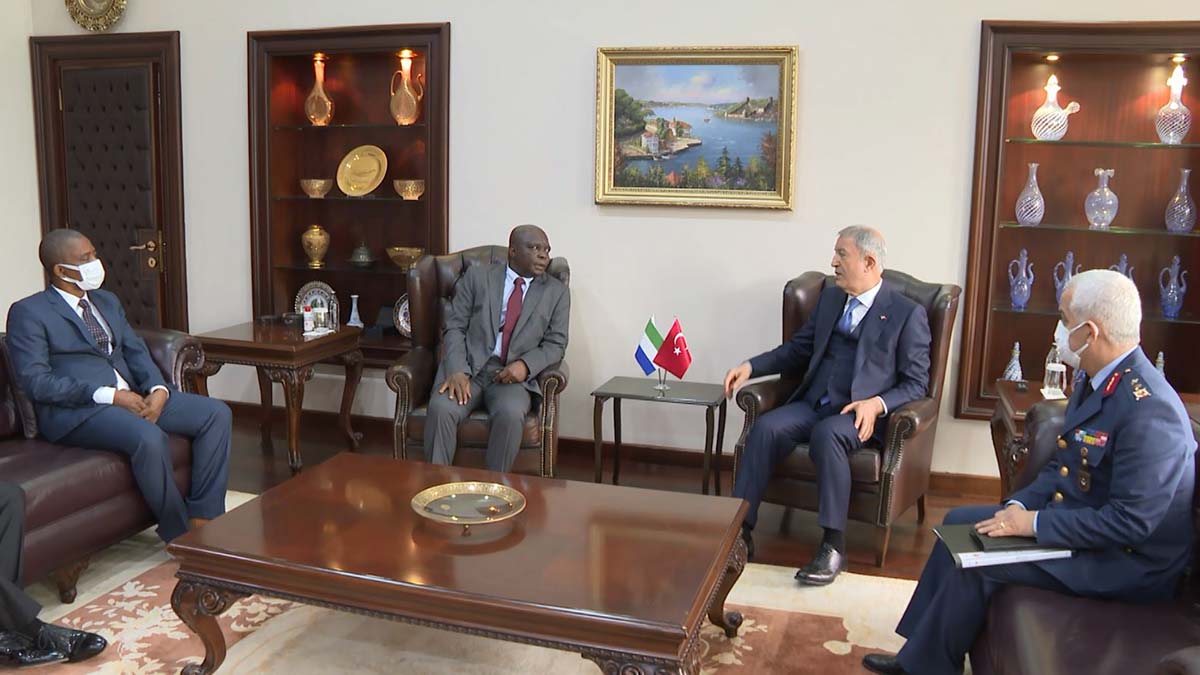 Hulusi Akar Kellie Hassan Conteh ile görüştü