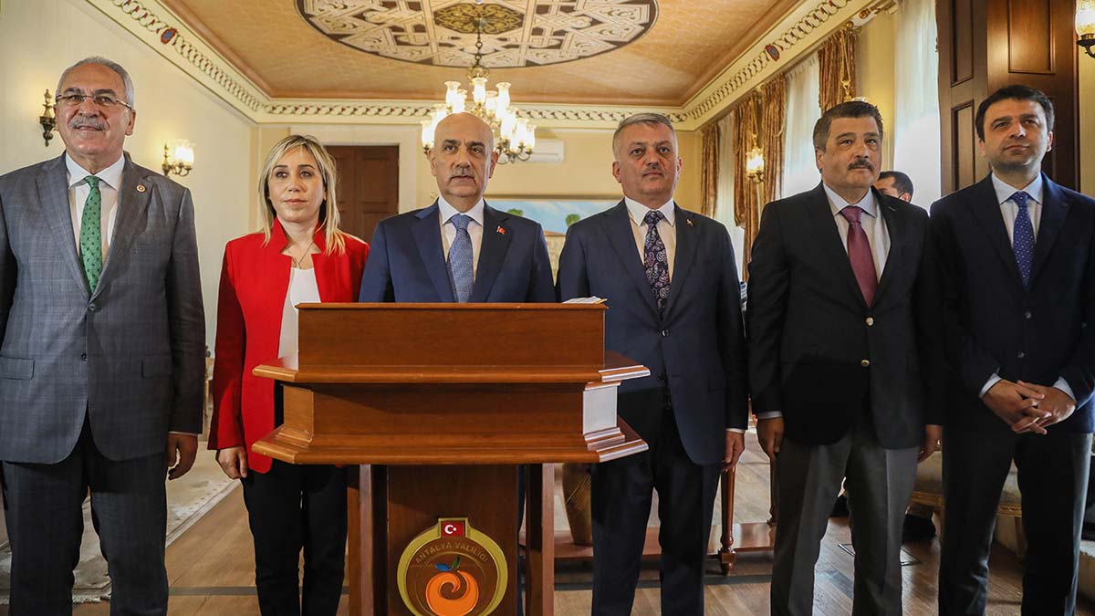 Tarım ve Orman Bakanı Vahit Kirişci, "Bu ülkenin cefakar üreticileri üretecek biz yanlarında her zaman olduğu gibi duracağız. Üreticilerimize daha fazla destek vereceğiz" dedi.