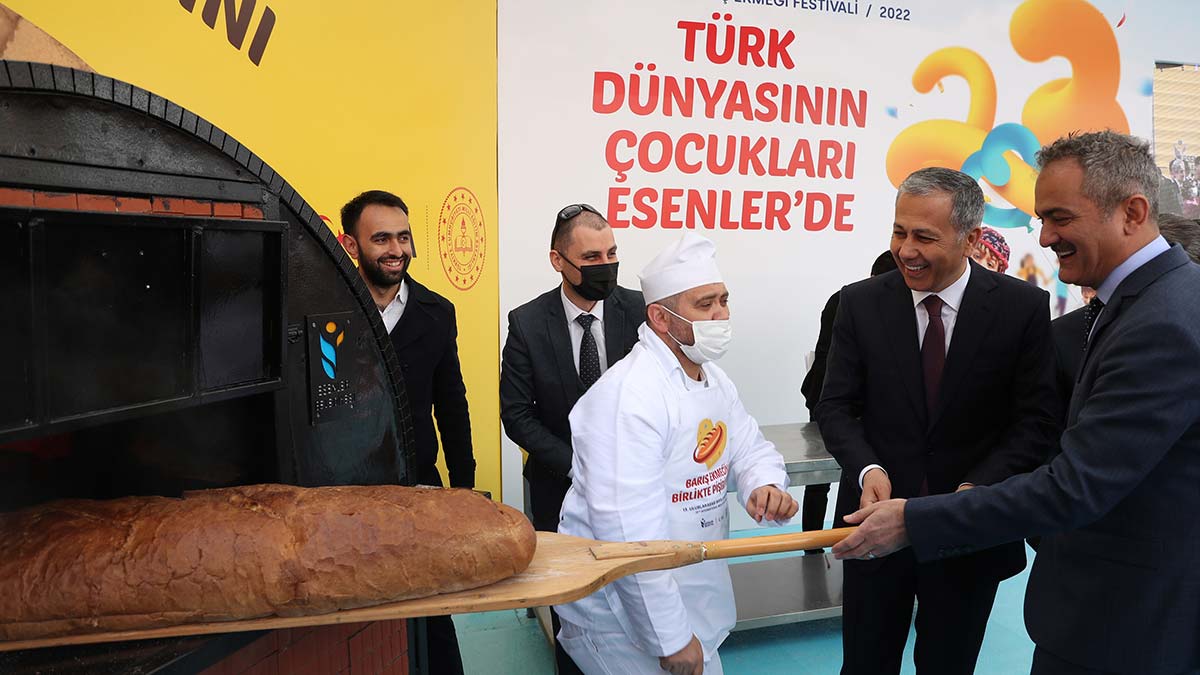 Bakan Özer, Barış Ekmeği Festivali'ne katıldı