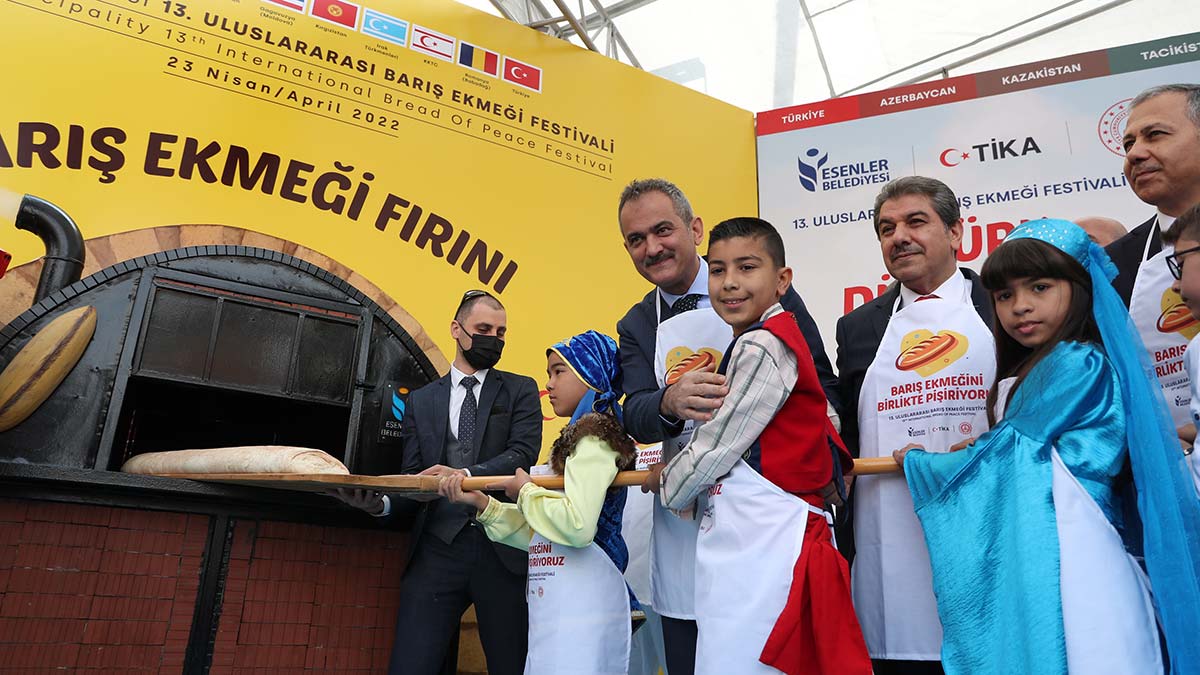 Bakan Özer, Barış Ekmeği Festivali'ne katıldı