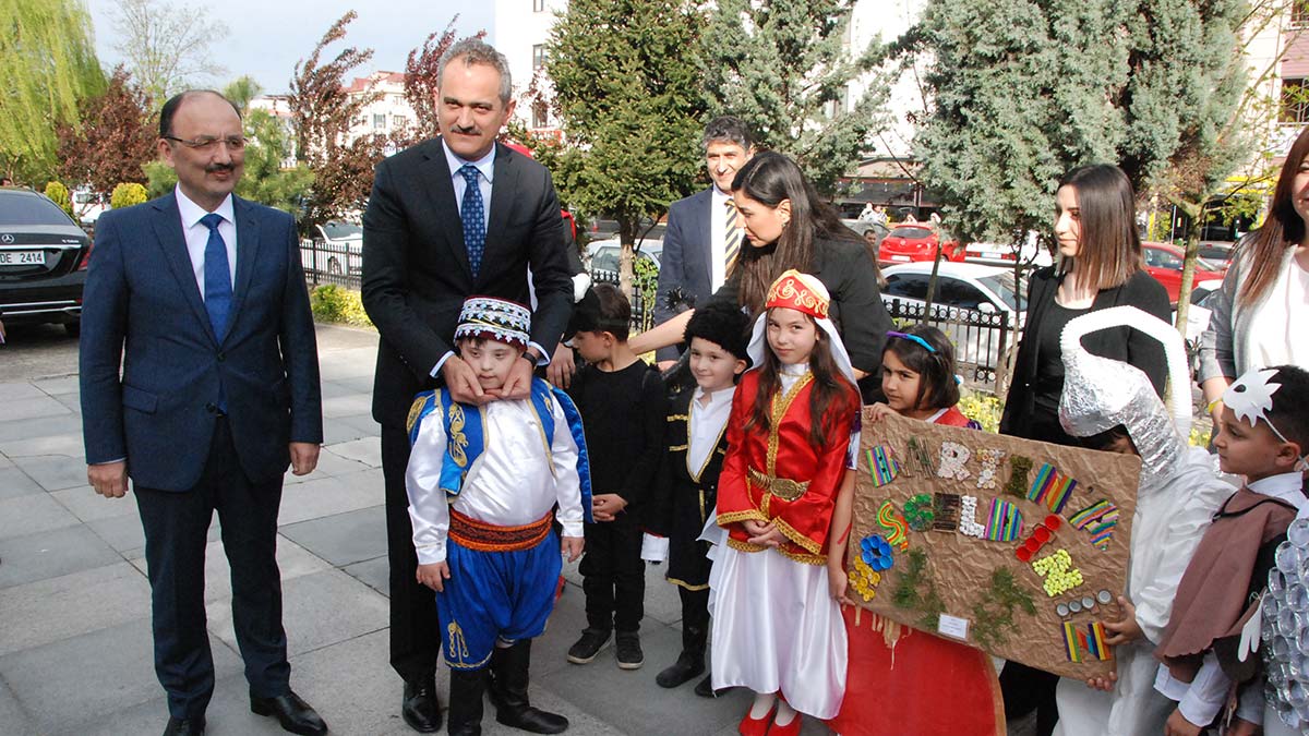 Milli Eğitim Bakanı Mahmut Özer, "Yarından itibaren okul öncesinde, ilkokuldan ortaokula, ortaokuldan liseye kadar tüm okullarda maske kullanımı kalktı" dedi.