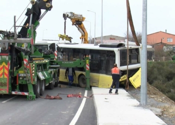 İETT otobüsü yol kenarındaki boşluğa uçtu