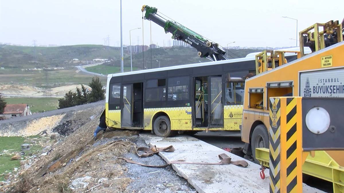 İETT otobüsü yol kenarındaki boşluğa uçtu