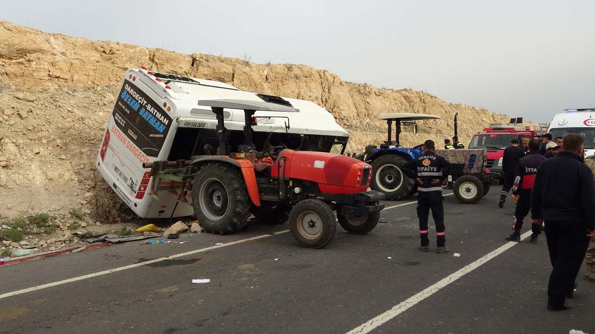 Yolcu midibüsü kayaya çarptı; 3 ölü