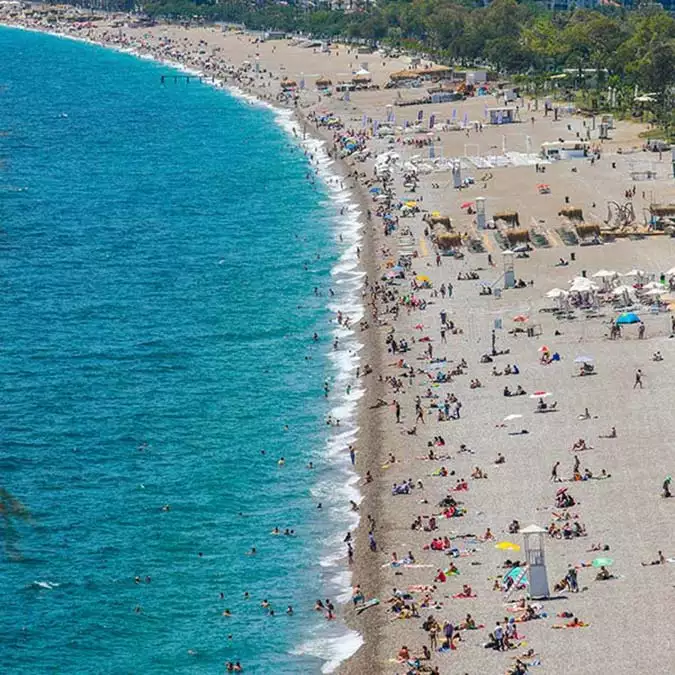 Uzun kış döneminin ardından ilk tatil fırsatı olan ramazan bayramı'nda, akdeniz ve ege sahillerindeki popüler destinasyonlar yoğun ilgi gördü. Sektör temsilcileri, bayram tatili için 'rezervasyonsuz yola çıkmayın' uyarısında bulundu.