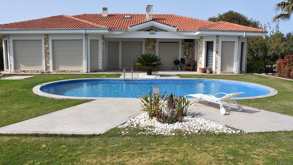 Ramazan Bayramı tatili öncesi vatandaşlar, yurt genelindeki turizm cennetlerinde tatil yapabilmek için rezervasyonlarını yaptırdı. Bayram tatilinde Çeşme'de konaklama 1000 TL'den başlıyor.