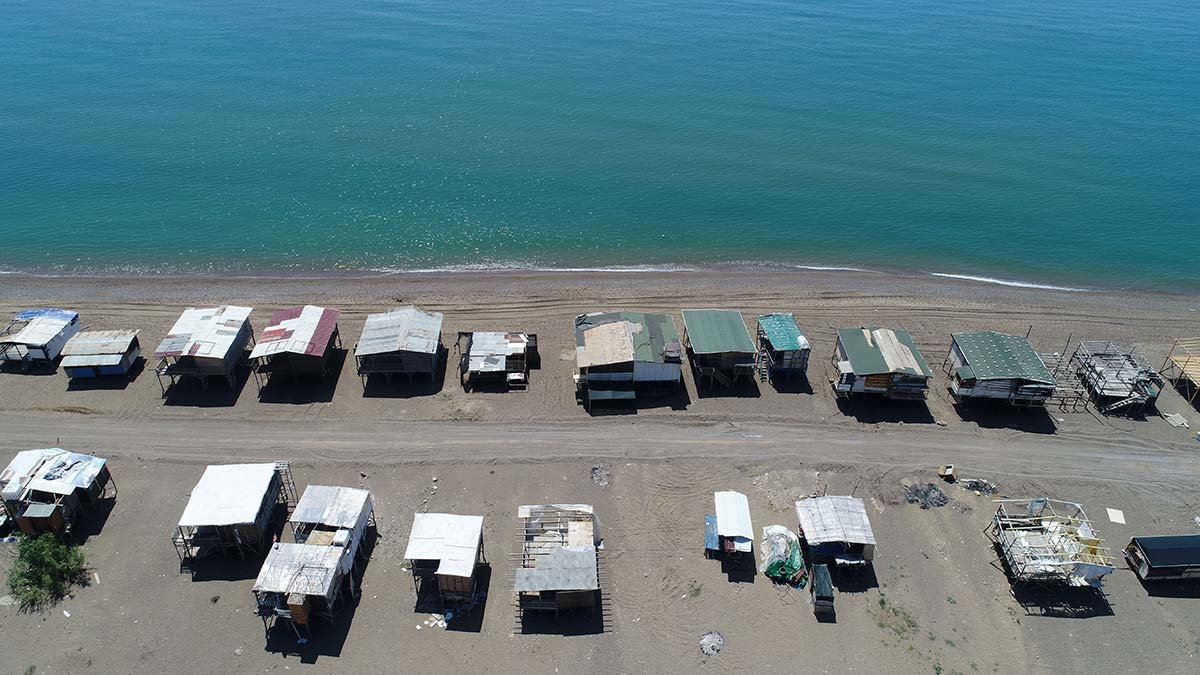 Antalya'nın Aksu ilçesinde otellerin yanı başında denize sıfır yapılan 700 çardak için yıkım kararı, 3'üncü kez ertelendi.