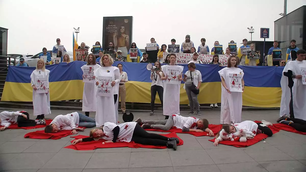 Beyoğlu'nda ukraynalılar sivil ölümlerini protesto etti