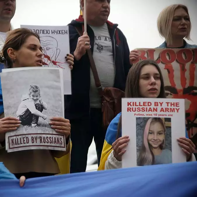 Beyoğlu'nda ukraynalılar, buça, i̇rpin ve mariupol şehirlerinde yaşanan sivil ölümlerini protesto etti.