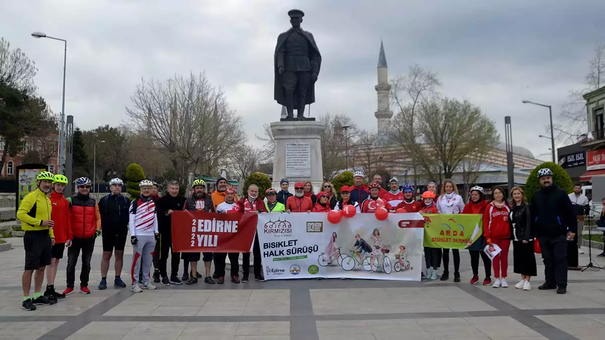 Edirne’de bisikletseverler,  '2022 edirne yılı' etkinlikleri kapsamındaki etkinlikte, kent kimliğine kazınan 'edirne kırmızısı' rengini tüm ülkeye tanıtmak amacıyla,  bisikletlerini 'edirne kırmızısı'  balonlarla süsleyerek kentte tur attı.