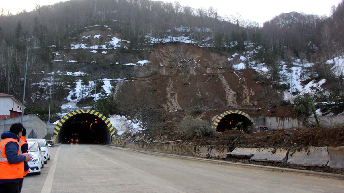 Bolu Dağı tünelinde heyelan; Yol açma çalışmaları sürüyor