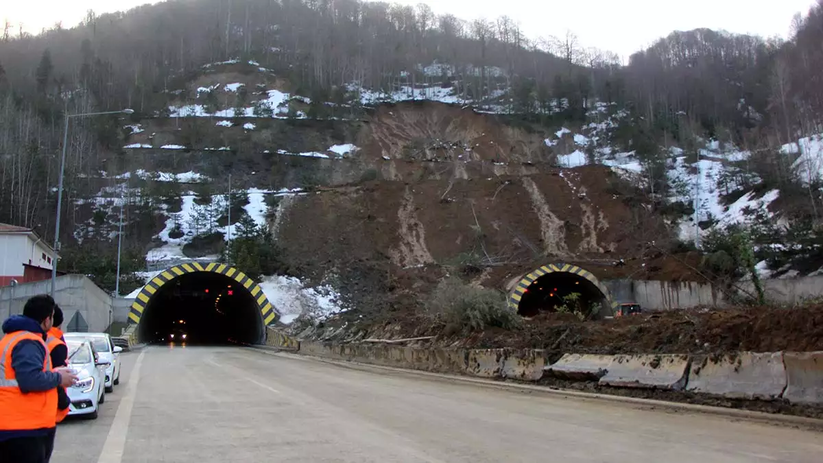 Bolu dağı tünelinde heyelan; yol açma çalışmaları sürüyor