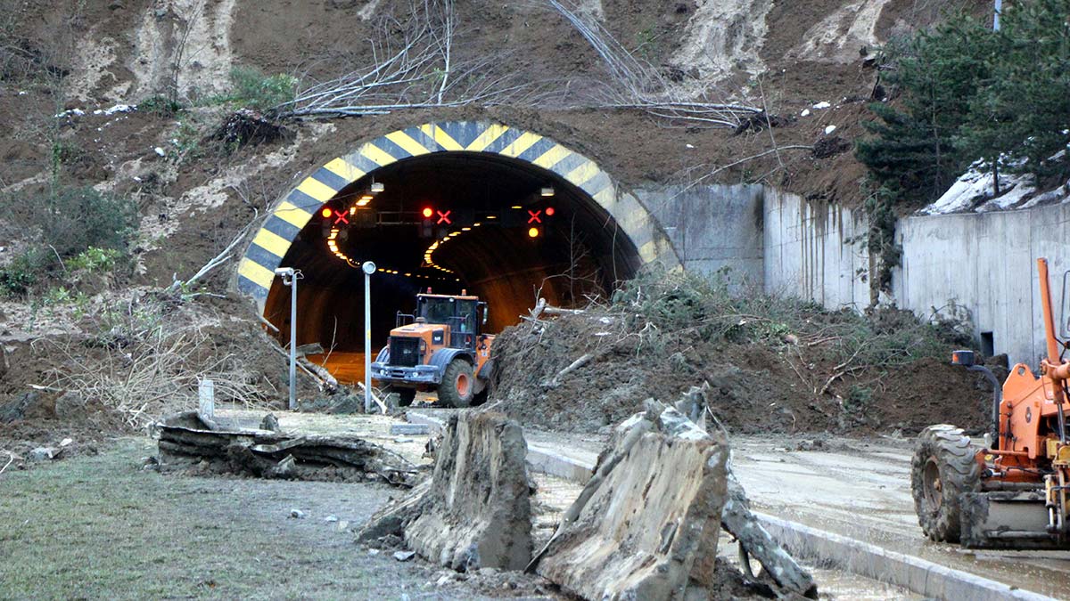 Bolu Dağı tünelinde heyelan; Yol açma çalışmaları sürüyor