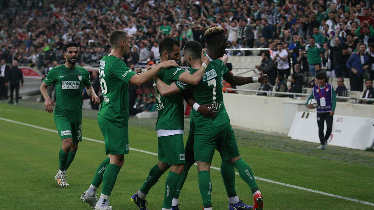 Spor Toto 1'inci Lig'de kümede kalma yolunda önemli rakiplerinden Bursaspor'la deplasmanda karşı karşıya gelen Altaş Denizlispor'da galibiyet serisi bitti.
