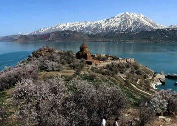 Akdamar Adası fotoğrafçıların ilgi odağı oldu