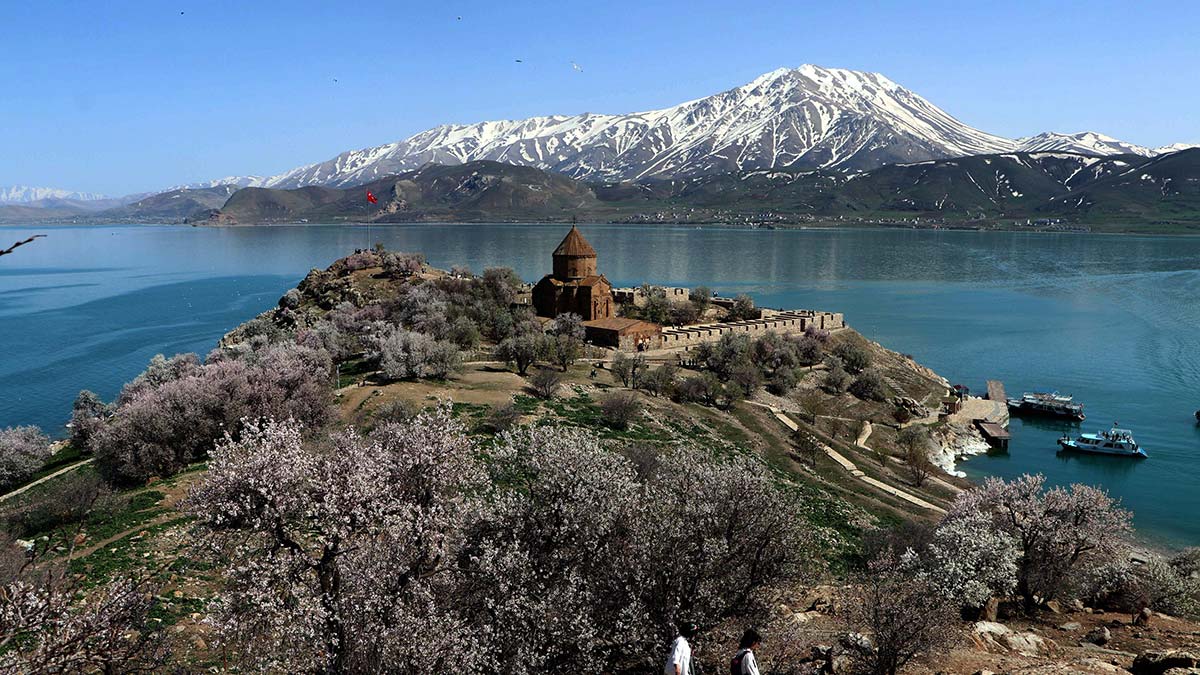 Akdamar Adası fotoğrafçıların ilgi odağı oldu