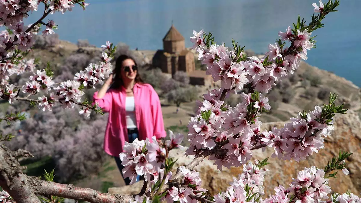 Akdamar adası fotoğrafçıların ilgi odağı oldu