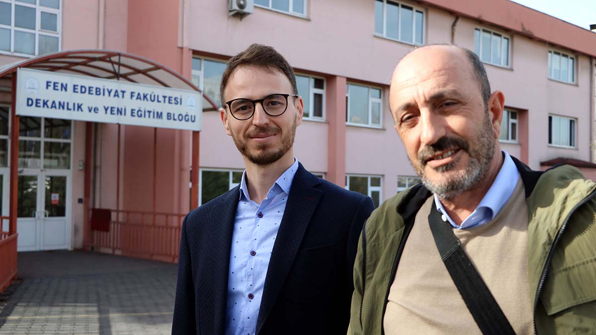 Zonguldak Bülent Ecevit Üniversitesi'nden Prof. Dr. Kadir Demir ve Doç. Dr. Hakan Alıcı ile Karabük Üniversitesi'nden Doç. Dr. Hakan Tahtacı'nın birlikte yürüttükleri araştırmada, zerdeçal türevlerinin koronavirüs ilacı yapımında kullanılabileceği ortaya çıktı.