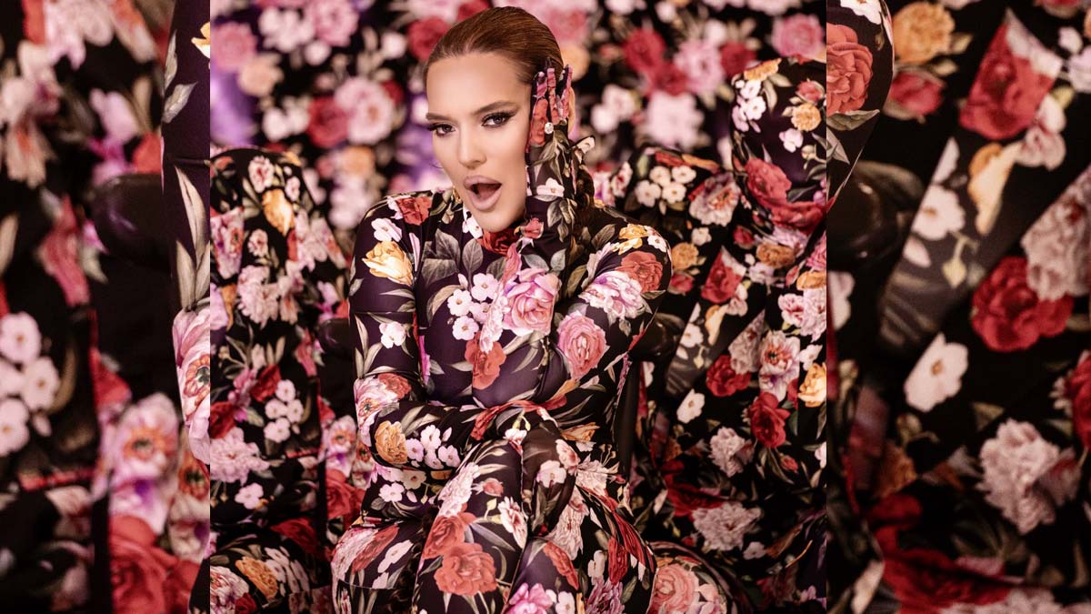 Yaz şarkılarının efsanesi Demet Akalın çiçek açtı