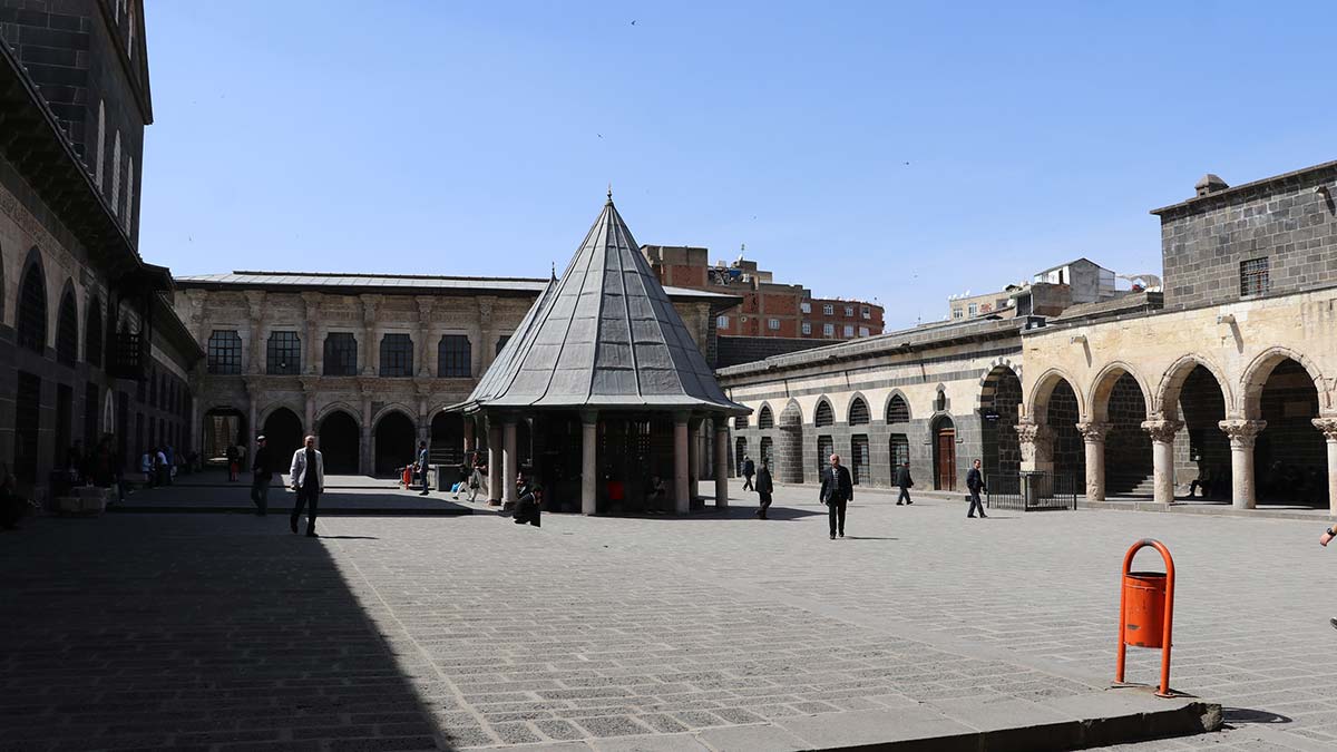 Türkiye'nin bazı bölgelerinde soğuk ve yağışlı hava etkisini sürdürürken, Hava sıcaklığı 28 dereceye ulaşan Diyarbakır'da tarihi mekanlar boş kaldı.