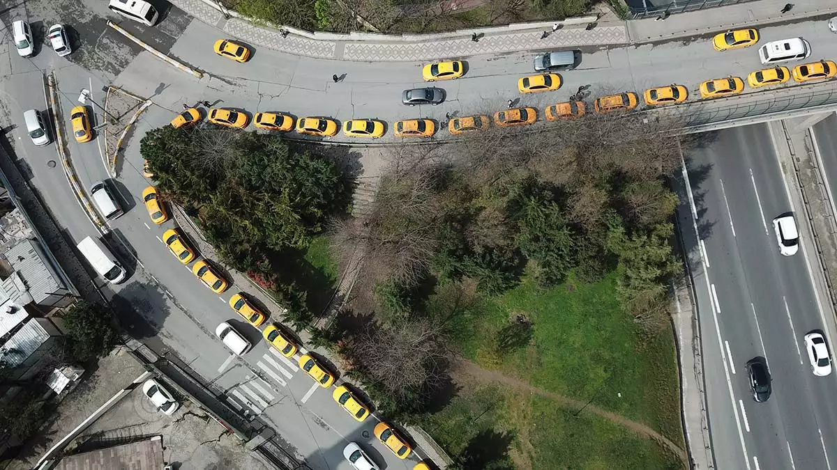 İstanbul'da taksiciler uzun kuyruklar oluşturdu