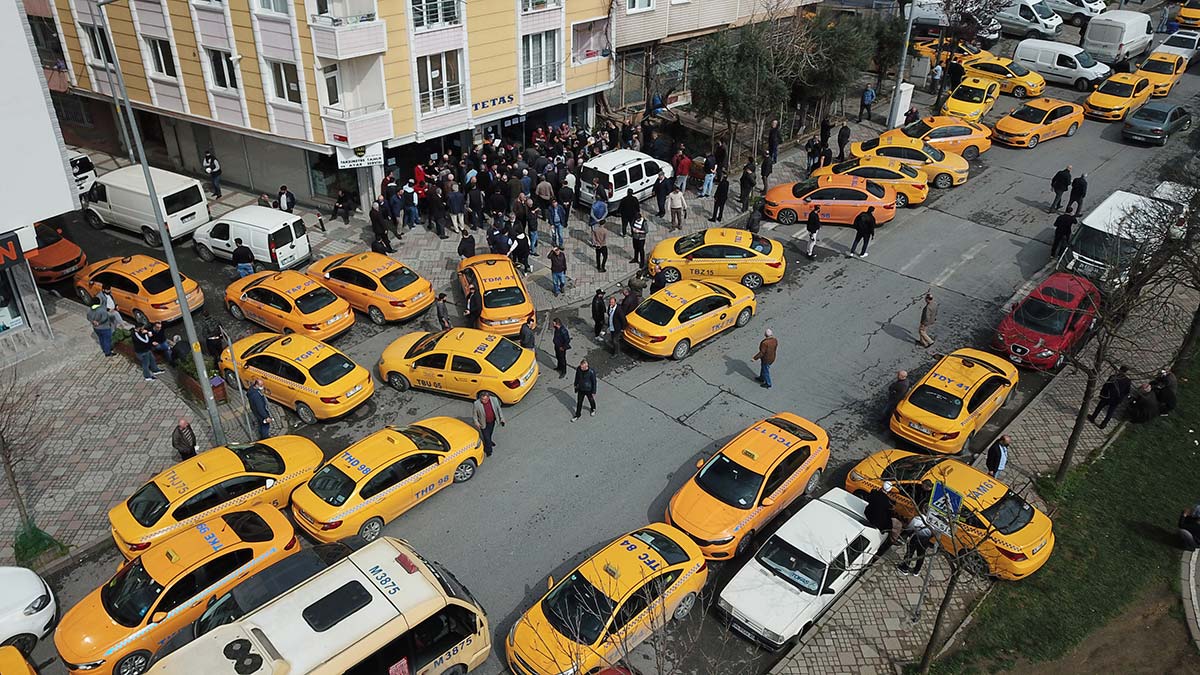 İstanbul'da taksiciler uzun kuyruklar oluşturdu