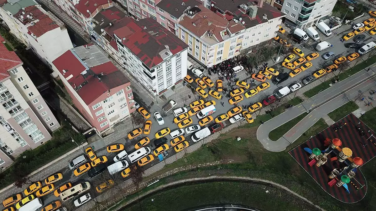 İstanbul'da taksi açılış ücretine yapılan zammın ardından taksi şoförleri yeni tarifeye uygun olarak taksimetrelerini güncellemek için belirlenen noktalara akın etmeye başladı. Saat 10. 00'da başlayan taksimetre ayarı için sabah 07. 30'dan itibaren beklemeye başlayan taksiciler uzun kuyruklar oluşturdu.