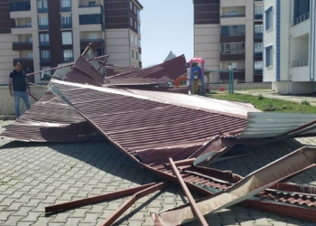 Elazığ'da kuvvetli rüzgar; 3 araç hasar gördü
