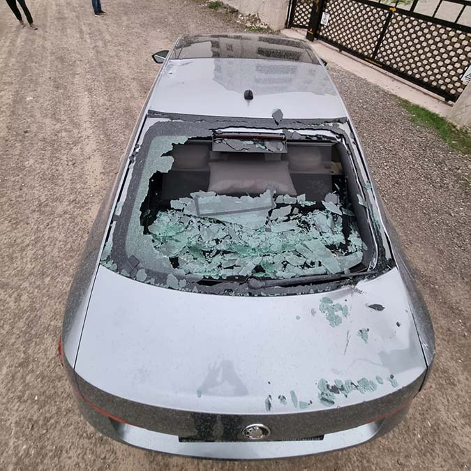 Elazığ'da kuvvetli rüzgar; 3 araç hasar gördü