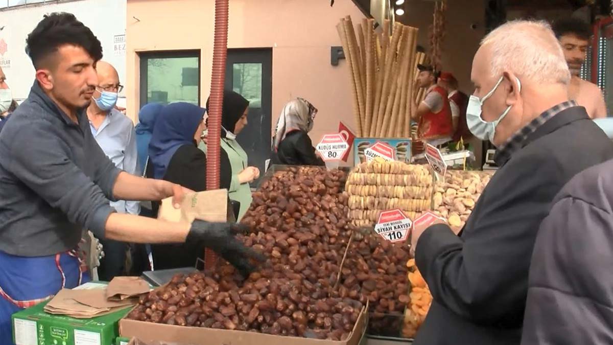 Ramazan alışverişi için Eminönü'nü tercih ettiler