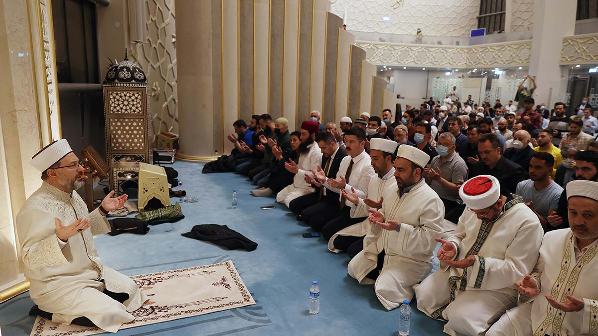 Erbaş DİTİB Köln Merkez Camii'nde namaz kıldırdı