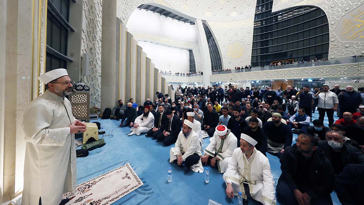Erbaş DİTİB Köln Merkez Camii'nde namaz kıldırdı