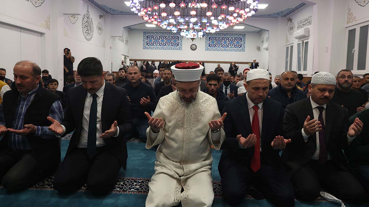 Ali Erbaş, Vilvorde Rahman Camii'nde namaz kıldırdı