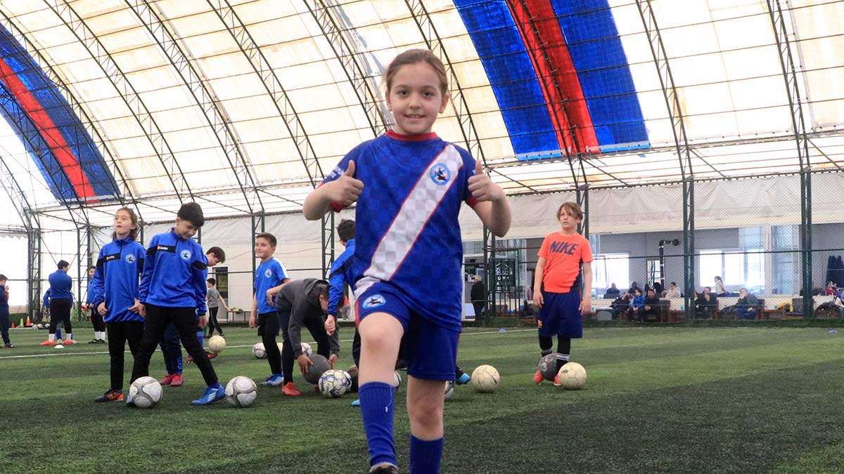 Erkekler pas vermeyince belediye başkanını antrenmana çağırdı