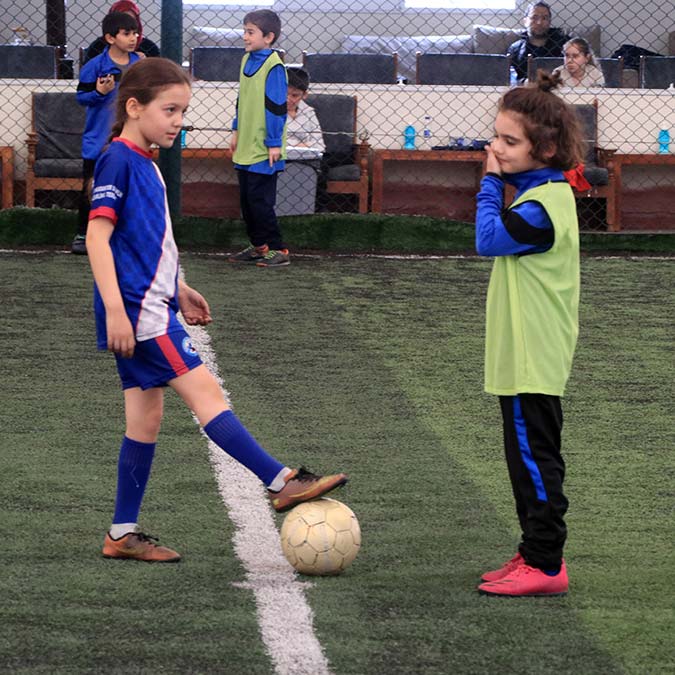 Erkekler pas vermeyince belediye başkanını antrenmana çağırdı