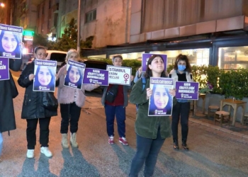 Kader Gökçe için kadınlar karanfil bıraktı