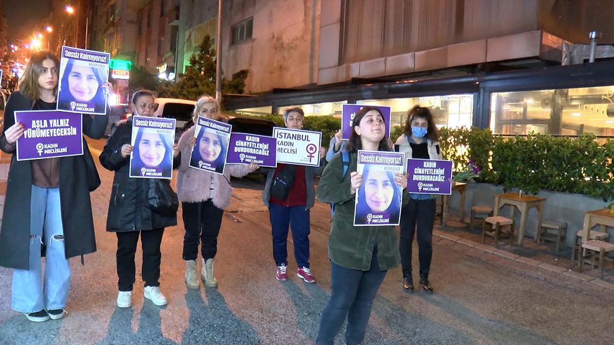 Kader Gökçe için kadınlar karanfil bıraktı