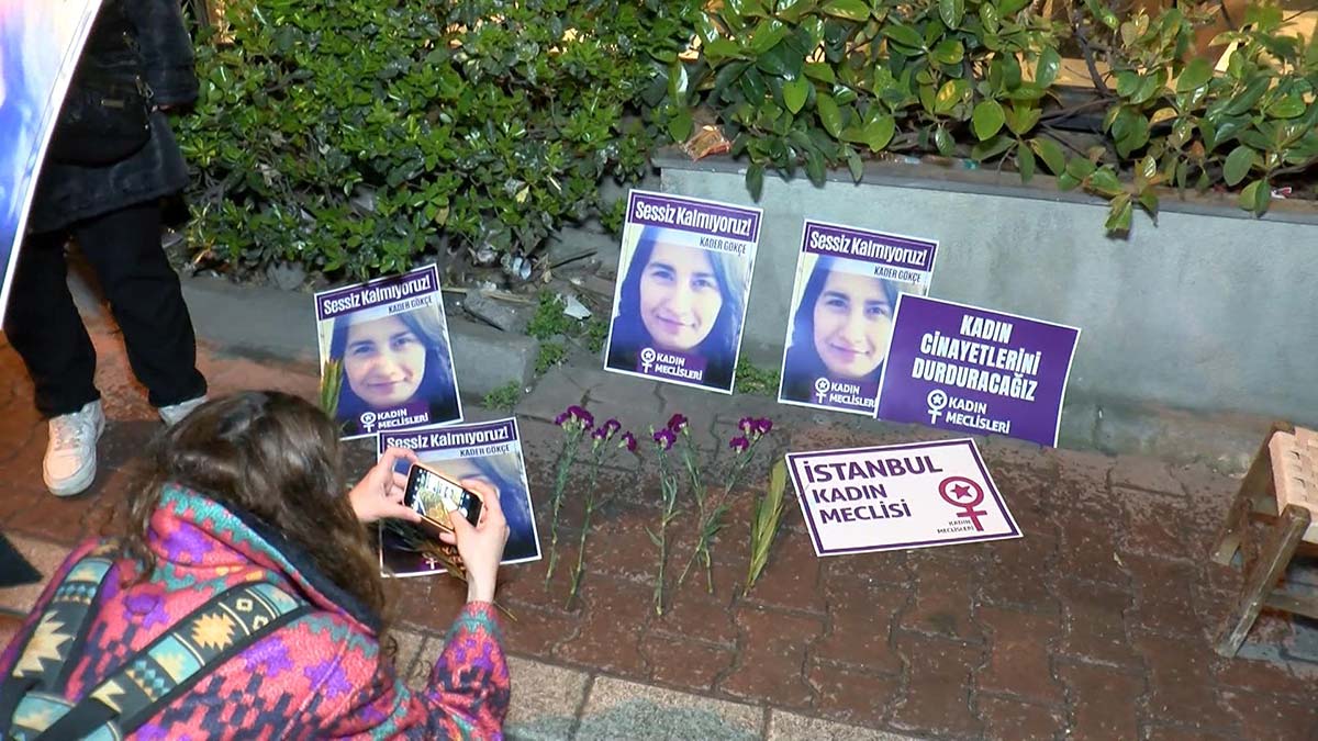 Kader Gökçe için kadınlar karanfil bıraktı