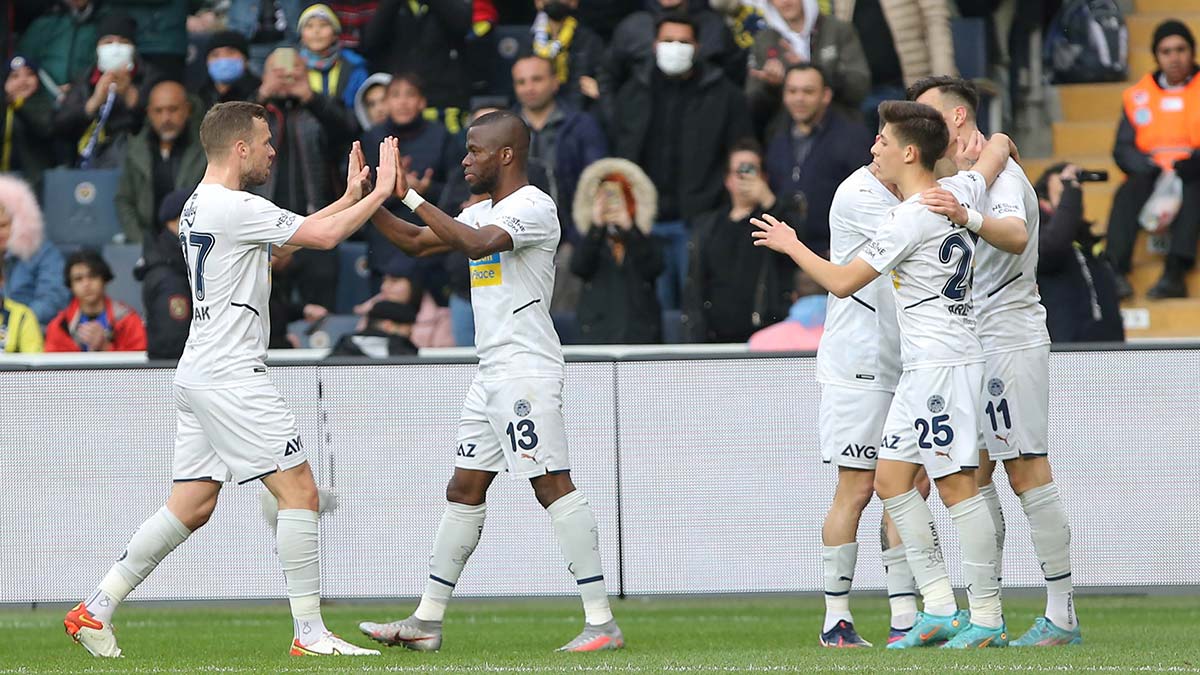 Ukrayna ekibi Shakhtar Donetsk ile Ukrayna'da barış temasına dikkat çekmek ve katkı sağlamak amacıyla yapılan dostluk maçında Fenerbahçe 1-0 galip geldi.