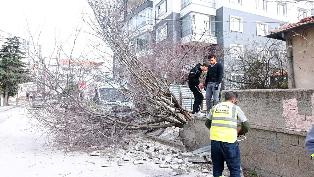 Ankara büyükşehir belediyesi, meteoroloji genel müdürlüğü tarafından başkent için yapılan fırtına uyarısı sonrası teyakkuza geçti.