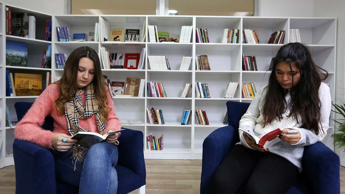 Kitap dostu kent Yenimahalle. Geleceğin teminatı gençleri kitaplarla buluşturmak; düşünen, fikir yürüten nesillerin büyümesine katkı sağlamak amacıyla kütüphanelere büyük önem veren Yenimahalle Belediyesi, ilçenin 9 ayrı noktasında 11 bin 848 aktif üyeye kütüphane hizmeti veriyor.