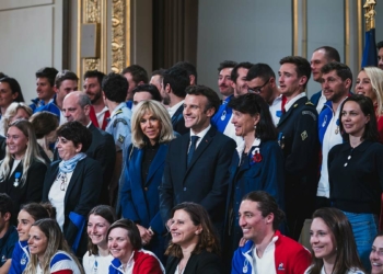 Macron ve Marine Le Pen yarışı başladı