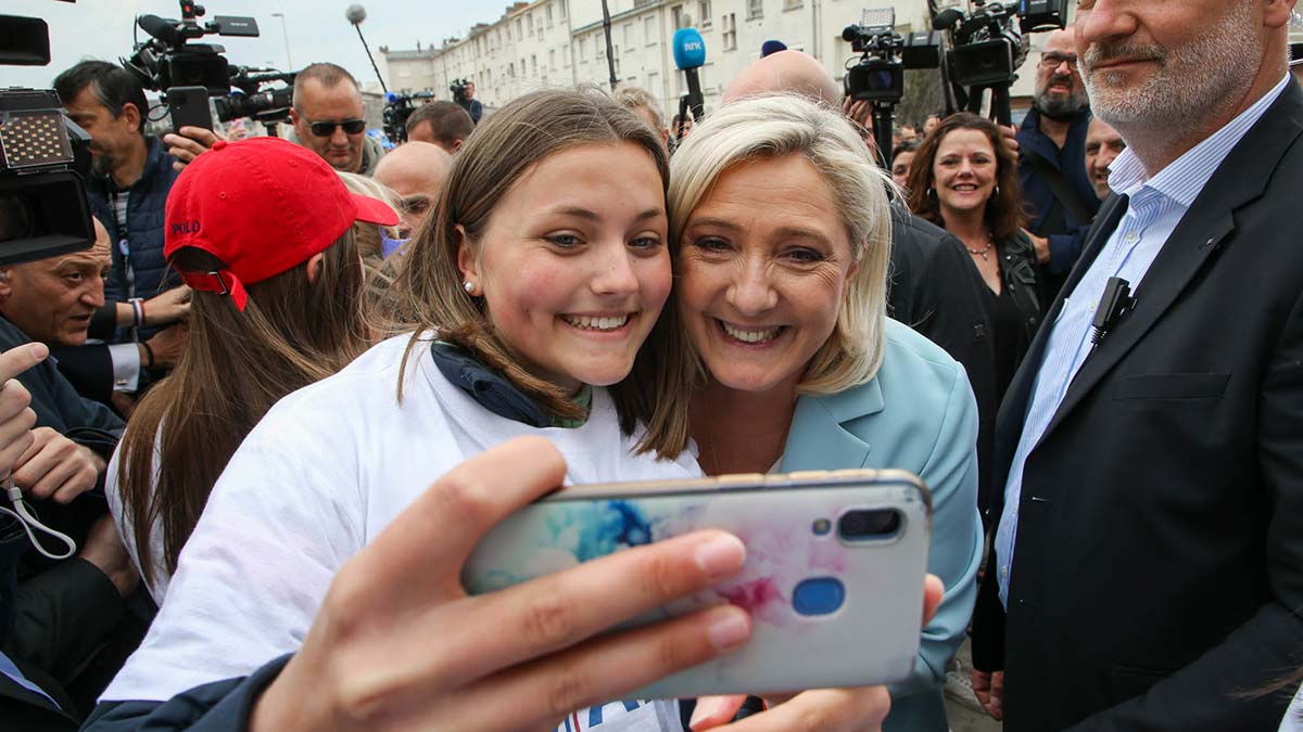 Macron ve Marine Le Pen yarışı başladı