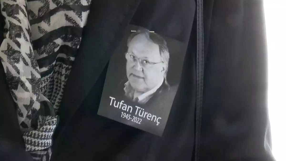 Ankara'da tedavi gördüğü hastanede hayatını kaybeden gazeteci tufan türenç son yolculuğuna uğurlandı.