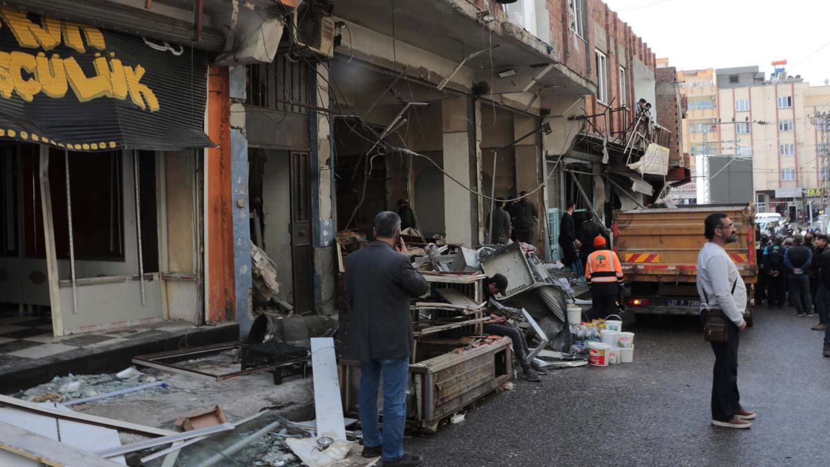 Gaziantep'teki patlamanın bilançosu; 50 iş yeri, 30 ev ve 4 araç hasar gördü. Gaz sıkışması sonucu yaşanan patlamada can kaybı yok.