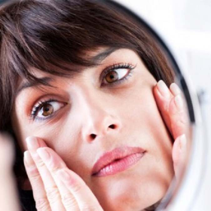 Plastik,Rekonstrüktif ve Estetik Cerrahı Doç. Dr. İbrahim Aşkar, göz çevresinin doğal yaşlanma sürecinde kırışıklıkların en fazla kendini gösterdiği hassas bölgelerin başında geldiğini ifade ederek, yaşlanma sürecini durdurmanın mümkün olmadığını, ancak yavaşlatılabileceğini söyledi.