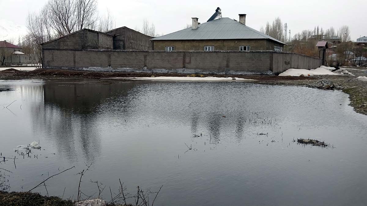 Nehil Deresi taştı; Evler su içinde kaldı